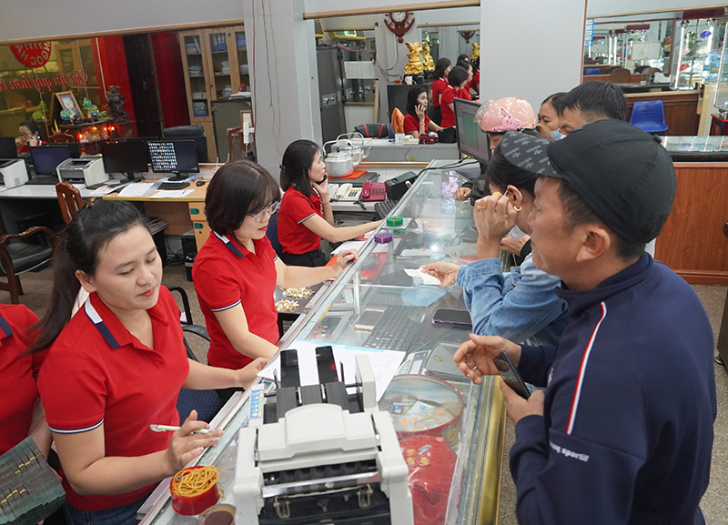 Thấp thỏm theo biến động giá vàng