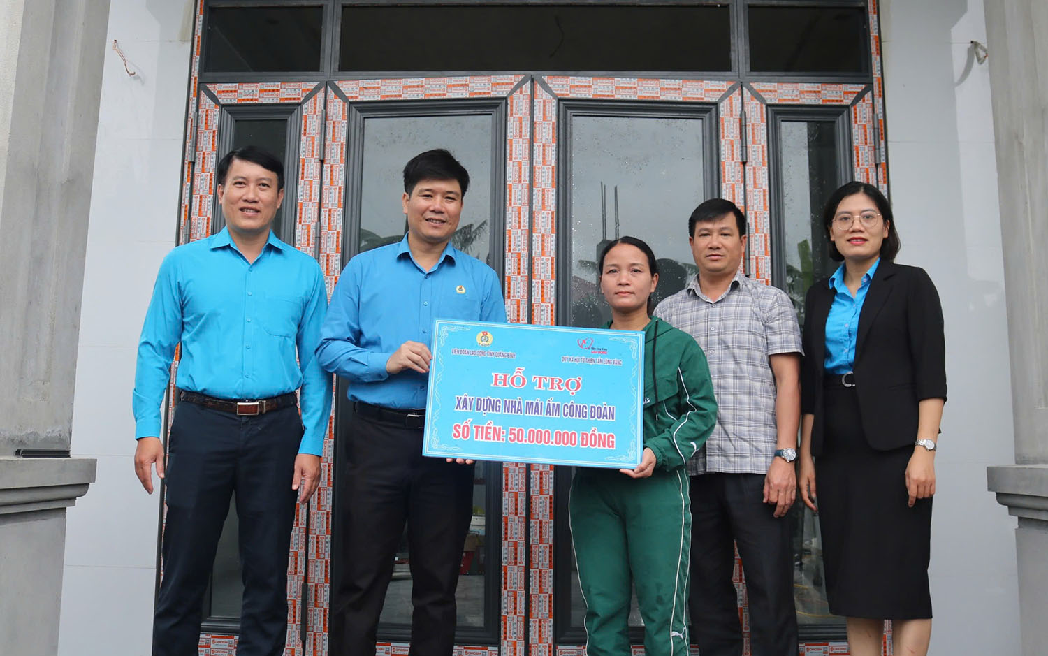 Bàn giao nhà "Mái ấm Công đoàn" cho đoàn viên có hoàn cảnh khó khăn