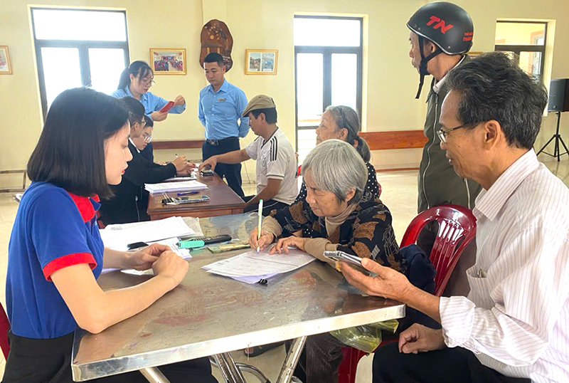 Đẩy mạnh chi trả bảo hiểm xã hội không dùng tiền mặt