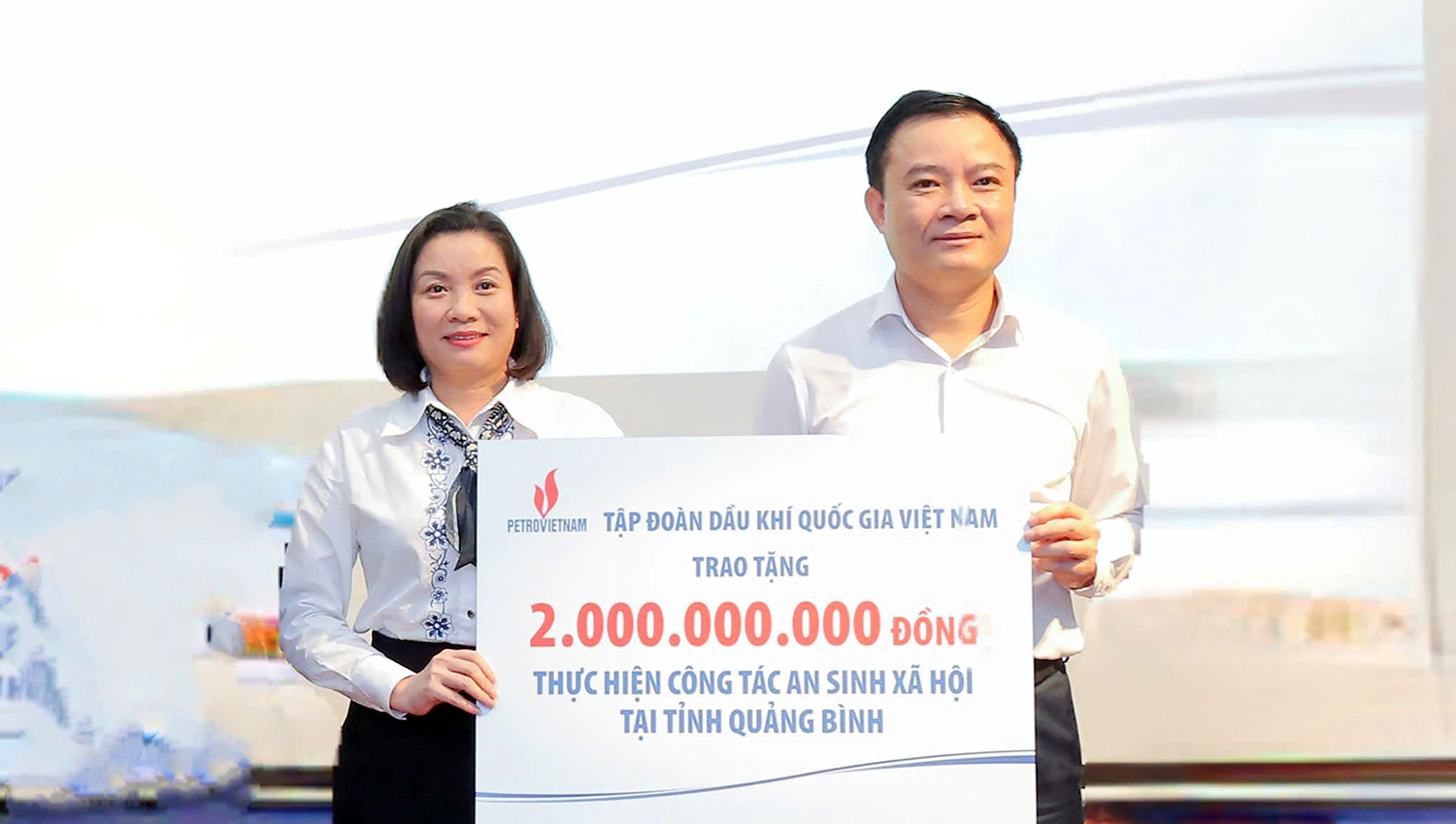 Tập đoàn Dầu khí Việt Nam hỗ trợ Quảng Bình 2 tỷ đồng khắc phục hậu quả mưa lũ