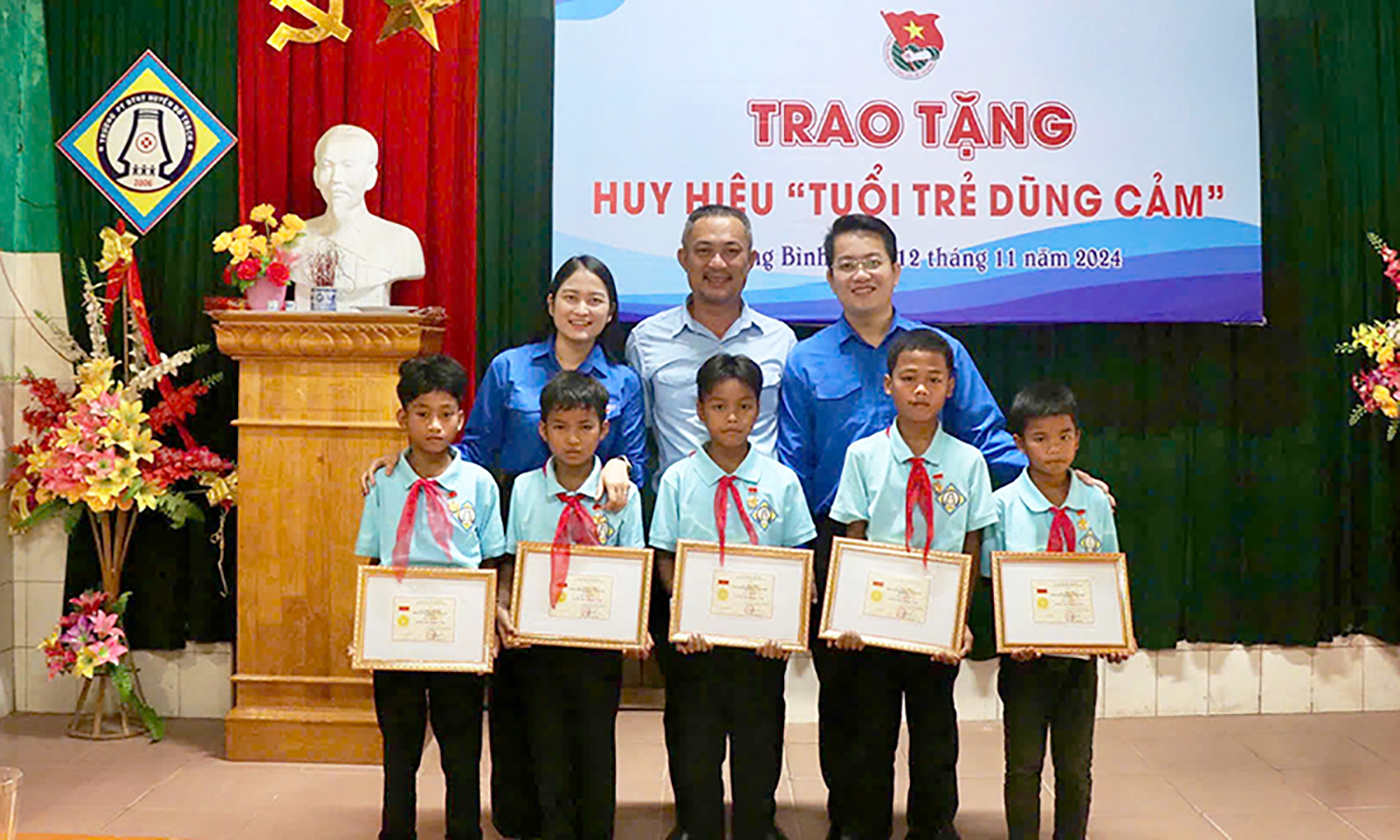 Trao Huy hiệu "Tuổi trẻ dũng cảm" cho 5 học sinh cứu người đuối nước