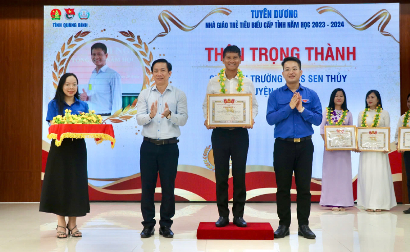 Cống hiến sức trẻ cho sự nghiệp "trồng người"
