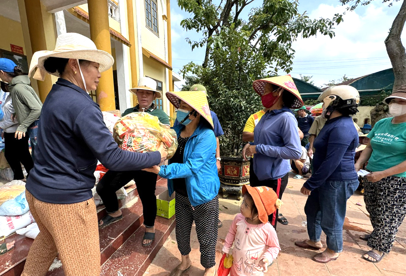 Tình nghĩa đồng bào...