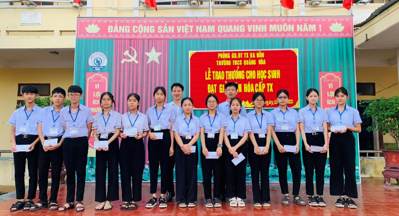 Thầy giáo hết lòng vì sự nghiệp giáo dục