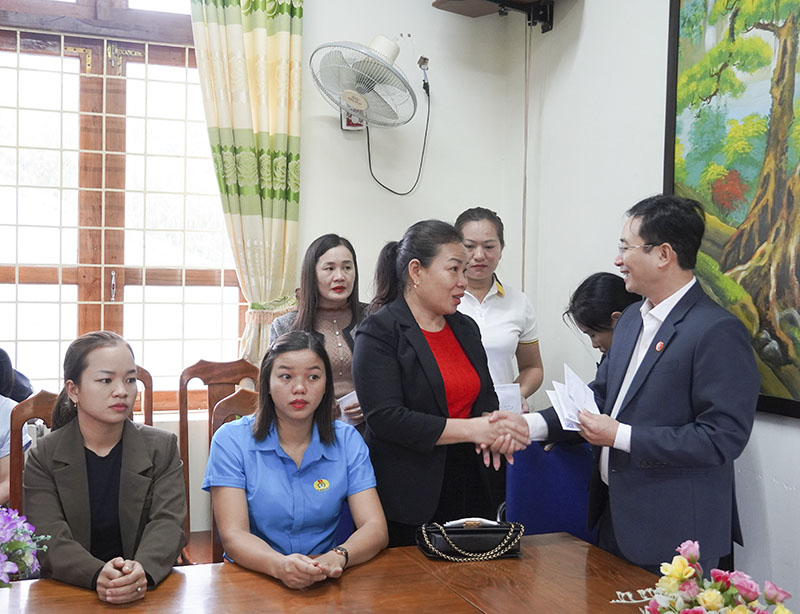Thăm hỏi, động viên giáo viên, nhân viên có hoàn cảnh đặc biệt khó khăn