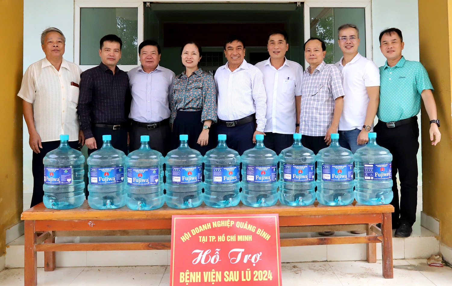 Trao tặng 750 bình nước uống cho Bệnh viện đa khoa Quảng Ninh và Lệ Thủy