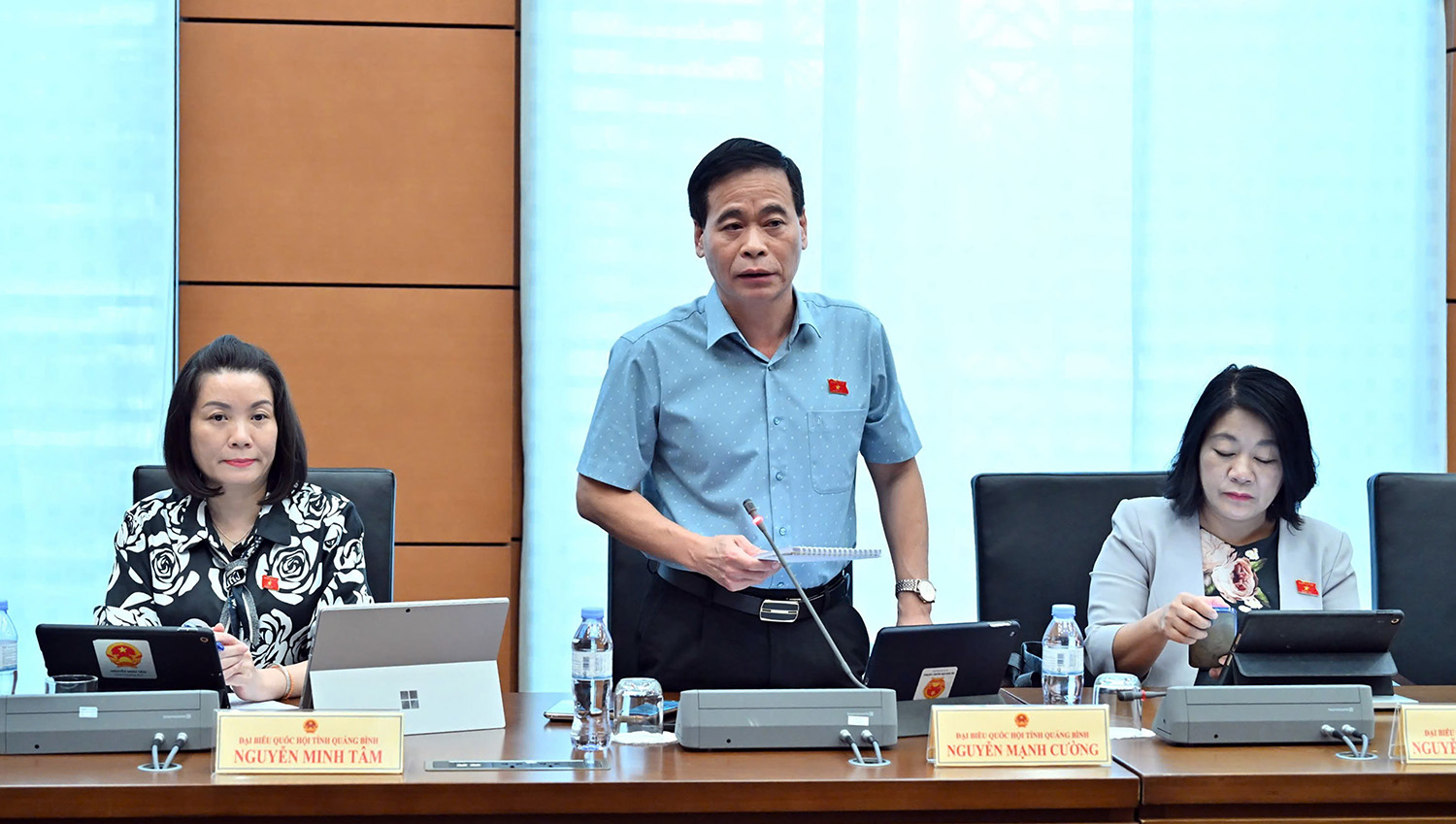 Đại biểu Quốc hội thảo luận về các dự án luật thuế