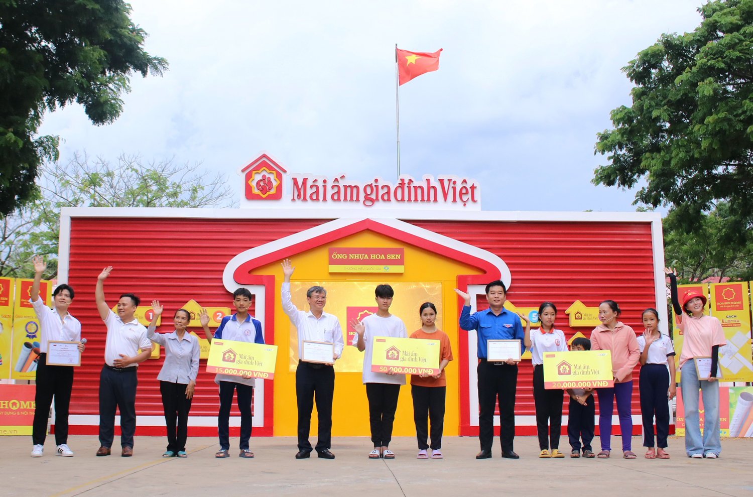 Mang yêu thương đến với trẻ em Quảng Bình