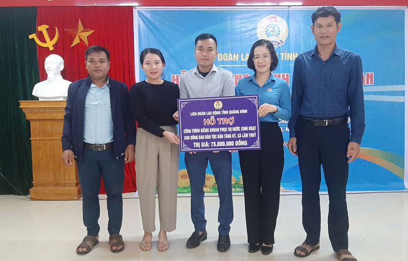 Đưa vào sử dụng 3 công trình giếng khoan cho bà con bản Tăng Ký