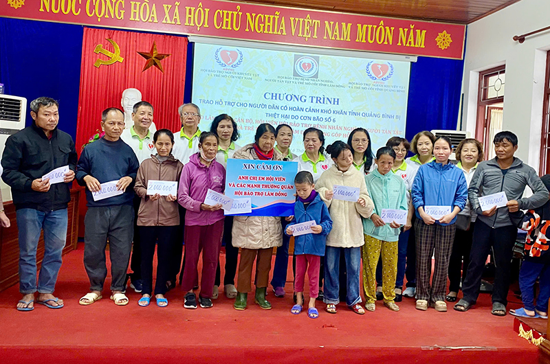 Tặng quà cho người khuyết tật và trẻ mồ côi
