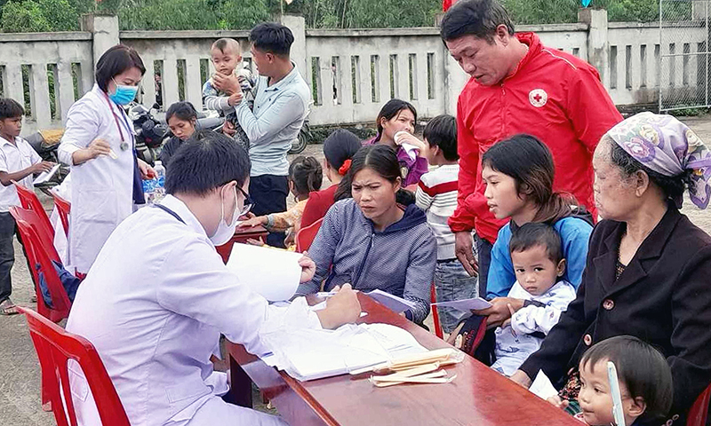 Khám, cấp phát thuốc miễn phí và trao quà cho người dân xã Trường Xuân