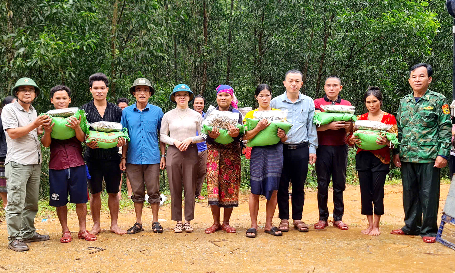 Hỗ trợ lương thực cho người dân xã Trường Sơn