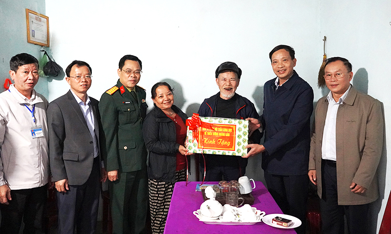 Ban Tổ chức hội thảo khoa học về Thiếu tướng Hoàng Sâm tặng quà các gia đình chính sách