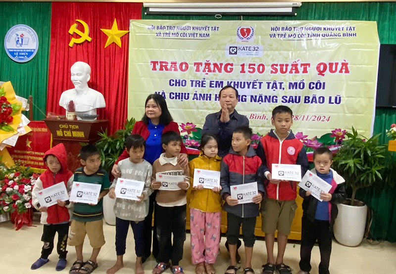Tặng quà cho người khuyết tật và trẻ mồ côi