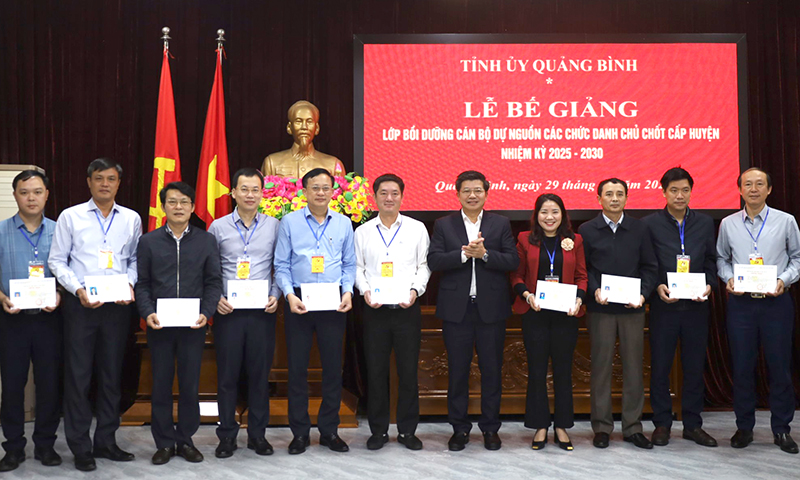 Bế giảng lớp bồi dưỡng cán bộ dự nguồn các chức danh chủ chốt cấp huyện, nhiệm kỳ 2025-2030