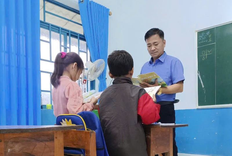 Thầy giáo của bản, làng