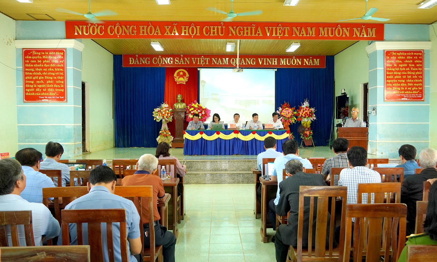 Đại biểu Quốc hội tiếp xúc cử tri sau kỳ họp thứ 8
