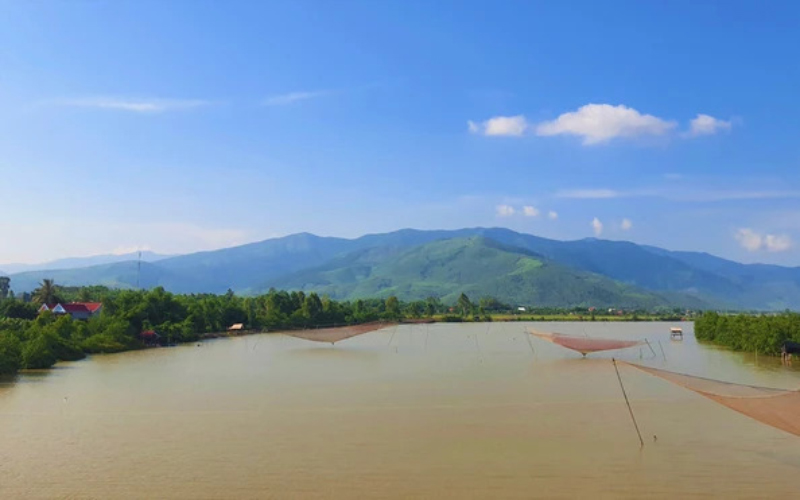 Hai bài thơ của người xưa viết ở sông Roòn