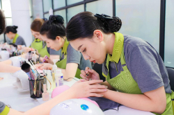 Nghỉ học sớm nên học nghề gì cho nữ?
