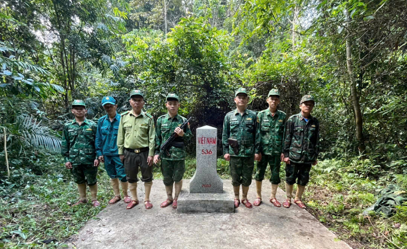 "Cột mốc sống" miền biên viễn