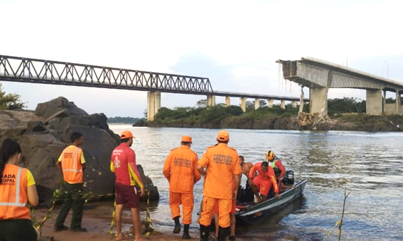 Công tác cứu hộ, cứu nạn trong vụ sập cầu tại Brazil gặp khó khăn