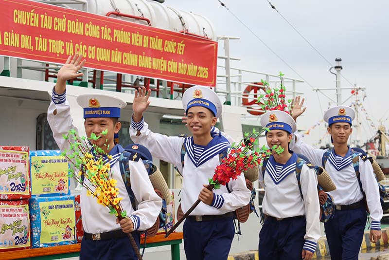 Xuất quân đi thăm, chúc Tết cán bộ, chiến sĩ nhà giàn DK1
