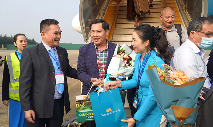 Đón đoàn khách du lịch 