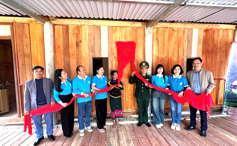 Bàn giao "Mái ấm tình thương" cho phụ nữ nghèo