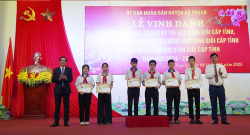 Bố Trạch: Khen thưởng học sinh đoạt giải học sinh giỏi cấp tỉnh năm học 2024-2025