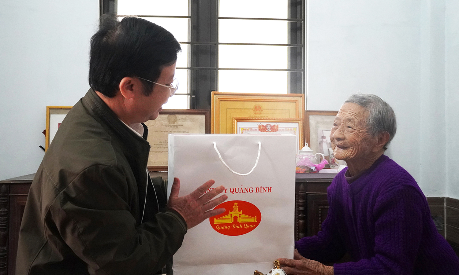 Đồng chí Trưởng ban Tuyên giáo Tỉnh ủy thăm, tặng quà đảng viên lão thành