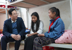 Thăm, động viên giáo viên và học sinh vùng khó dịp Tết