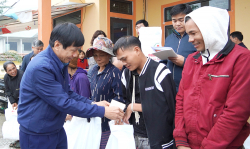 Lãnh đạo tỉnh thăm, tặng quà người dân bản Rào Con