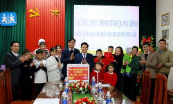 Đồng chí Phó Chủ tịch HĐND tỉnh thăm, chúc Tết Làng trẻ em SOS Đồng Hới