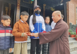 Trao 100 suất học bổng cho học sinh nghèo huyện Quảng Ninh