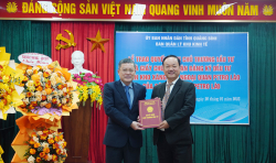 Trao giấy chứng nhận đầu tư dự án Kho xăng dầu ngoại quan Petro Lào