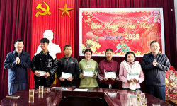 Lãnh đạo tỉnh thăm, tặng quà chúc Tết người dân xã Trọng Hóa