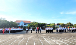 Cờ Tổ quốc bay trên đỉnh sóng