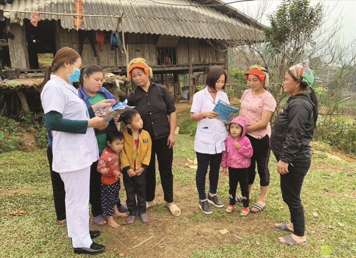 Quyết định giao số lượng, đơn vị quản lý, chi trả kinh phí hỗ trợ đối với nhân viên y tế thôn bản; cô đỡ thôn bản