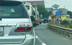 Quốc lộ 1 qua cầu Gianh ùn tắc hơn 2km