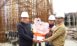 Đồng chí Chủ tịch UBND tỉnh tặng quà, động viên công nhân, người lao động