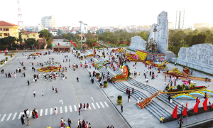 Quảng trường Hồ Chí Minh thu hút hàng nghìn người dân tham quan