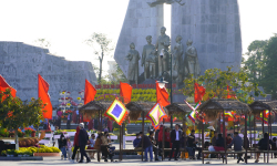 Nhân dân vui xuân, đón Tết trong không khí vui tươi, an toàn