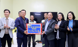 Đồng chí Phó Bí thư Thường trực Tỉnh ủy thăm đoàn viên, người lao động