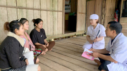 Nữ hộ sinh hết lòng với bà con dân bản