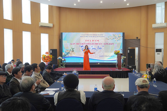Tọa đàm thơ với chủ đề 
