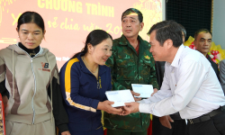 Báo Quảng Bình: Tổ chức Chương trình "Xuân sẻ chia" tại xã Trường Thủy