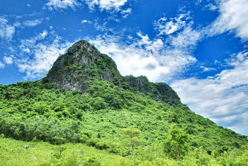Du xuân lên núi Thần Đinh