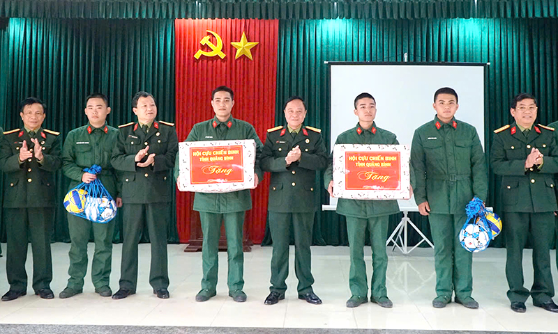 Hội Cựu chiến binh tỉnh thăm, tặng quà chiến sĩ mới