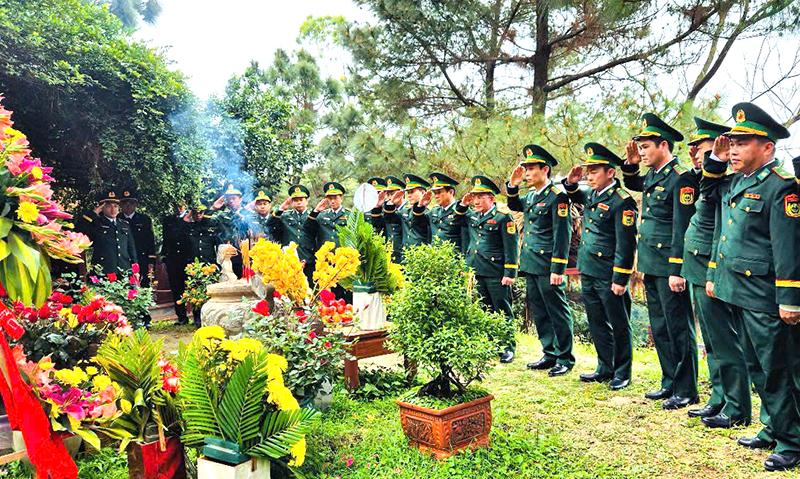 Bộ Chỉ huy BĐBP tỉnh: Dâng hương tại Đền thờ Bác Hồ và các Anh hùng liệt sỹ tỉnh