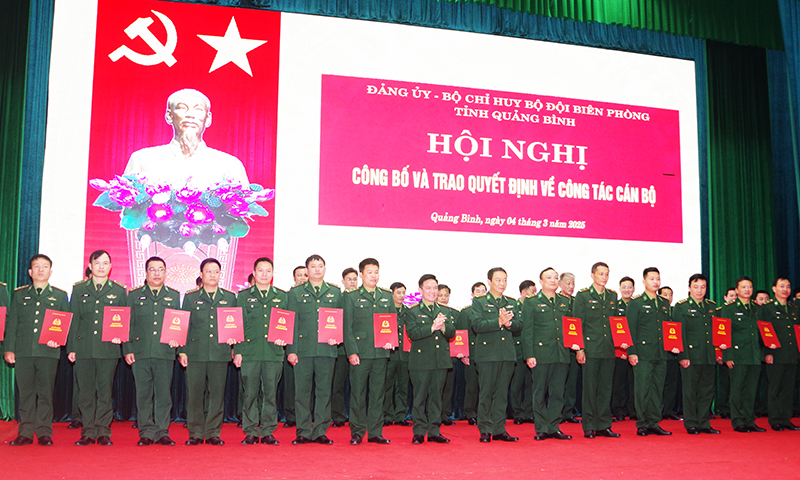 Bộ đội biên phòng tỉnh công bố, trao quyết định về công tác cán bộ